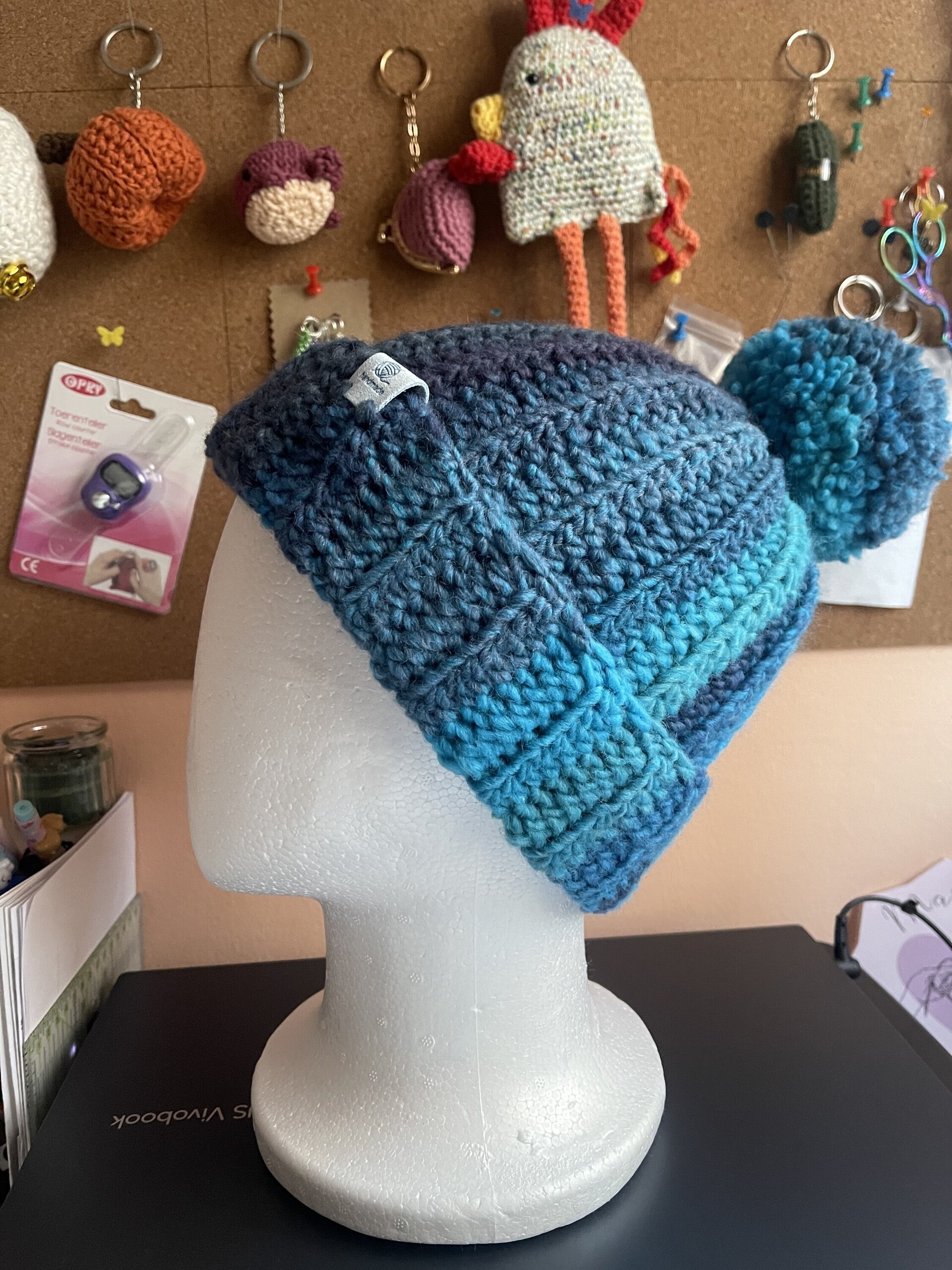 Gorro Eloise de lana con borla multicolor azules - 3