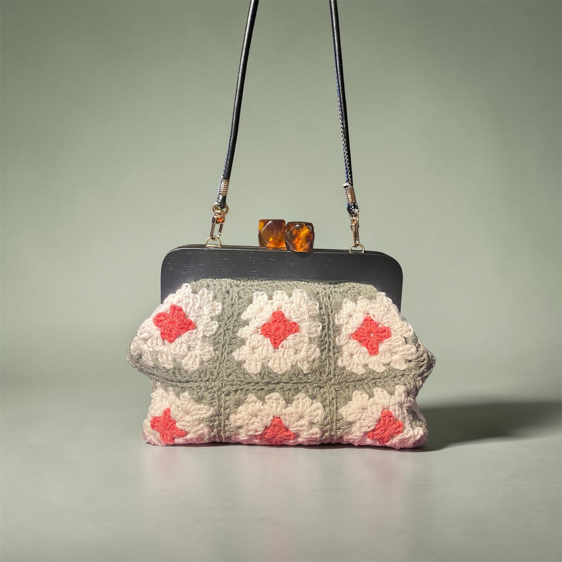 Bolso Clutch modelo Valentina con marco madera oscuro grannys - 1