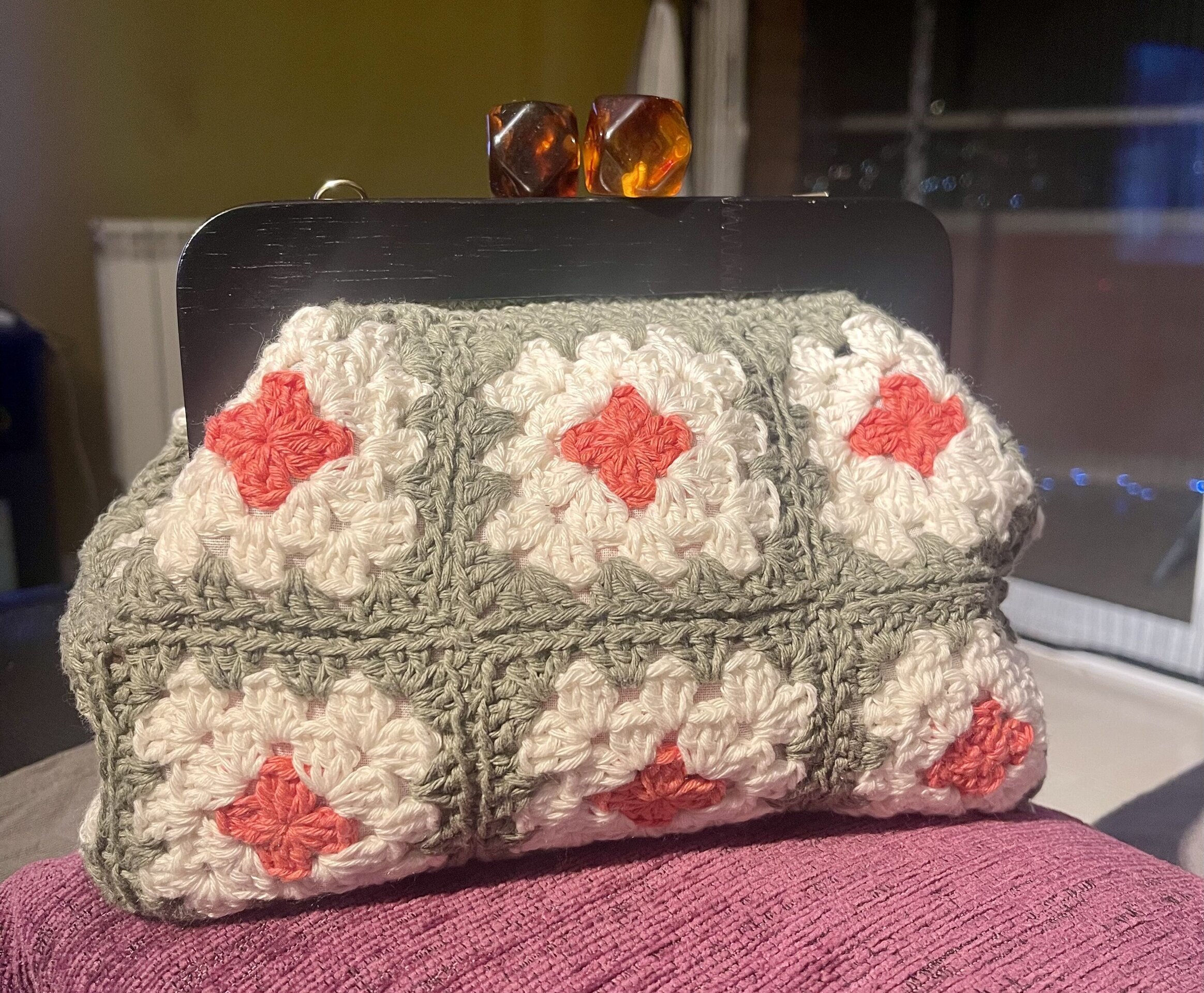 Bolso Clutch modelo Valentina con marco madera oscuro grannys - 2